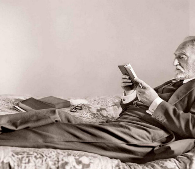 Unamuno leyendo en la cama