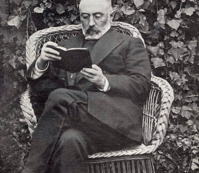 Unamuno leyendo