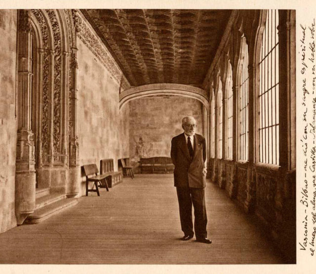 Miguel de Unamuno delante de la Biblioteca de la Universidad de Salamanca