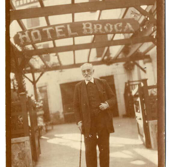 Unamuno a la entrada del hotel Broca