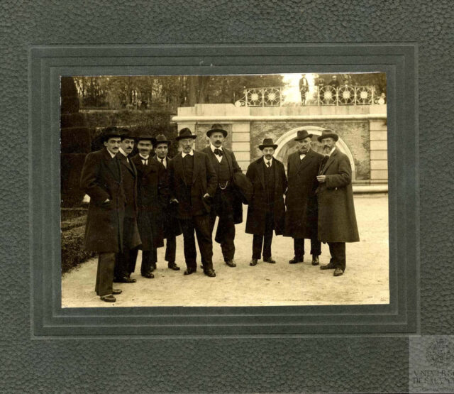 Unamuno con grupo en los Jardines del Retiro, entre ellos, Zuloaga
