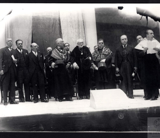 Unamuno en su jubilación junto a Alcalá Zamora y claustrales