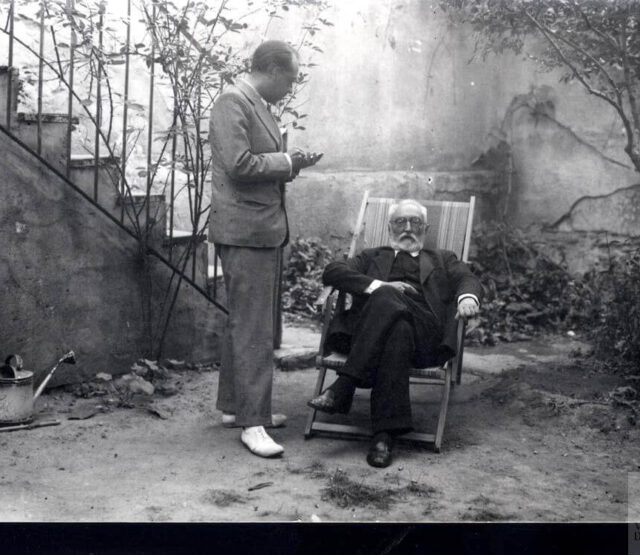 Unamuno sentado en patio Bordadores con el periodista Emilio Fornet